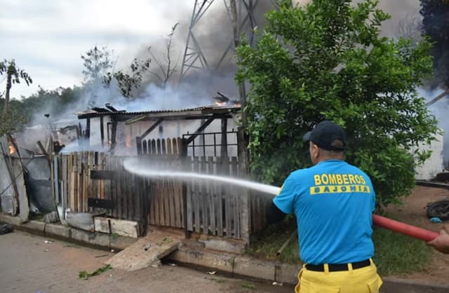 Incendio en la Chacarita afecta a 10 viviendas precarias
