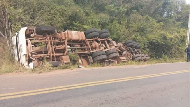 Camión con 650 bolsas de cemento vuelca en ruta Yaguarón-Pirayú