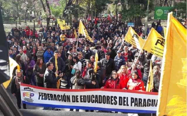 Docentes impulsan firmas contra jubilación parlamentaria vip