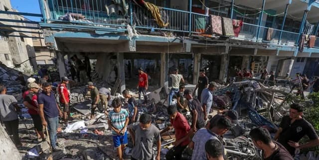 Israel ordena evacuar más áreas en Gaza y ataca una escuela