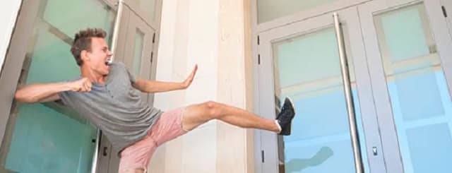 Ñemby: Jóvenes causan alarma  tras violento ataque a portón