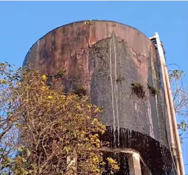 Tanque de agua en Ypané con grietas y riesgo de desplomarse