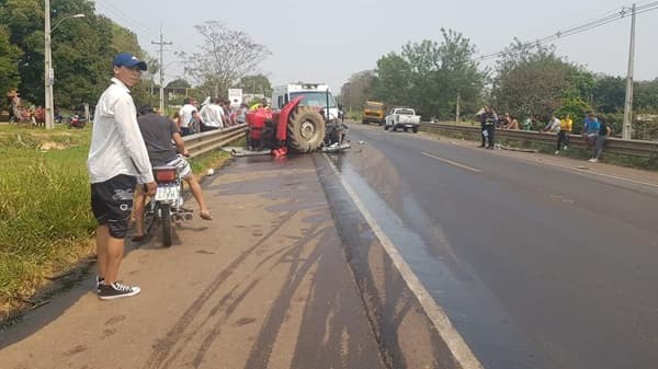 Triple choque entre bus, ambulancia y tractor deja un fallecido en Arroyos