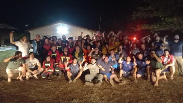 Bomberos celebran con sirenas y abrazos la lluvia en el Chaco