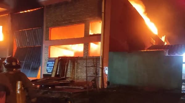 Caacupé en alerta: Incendio masivo en depósito de gas doméstico