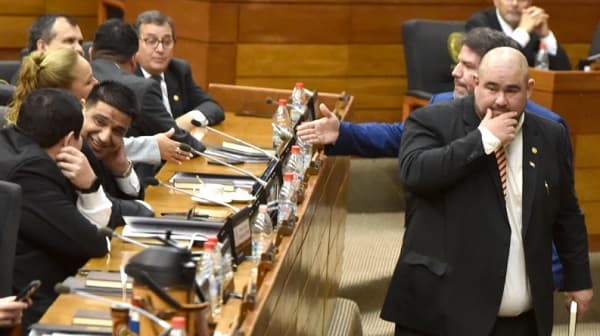 Diputado Jatar acusado de usar a funcionario como casero