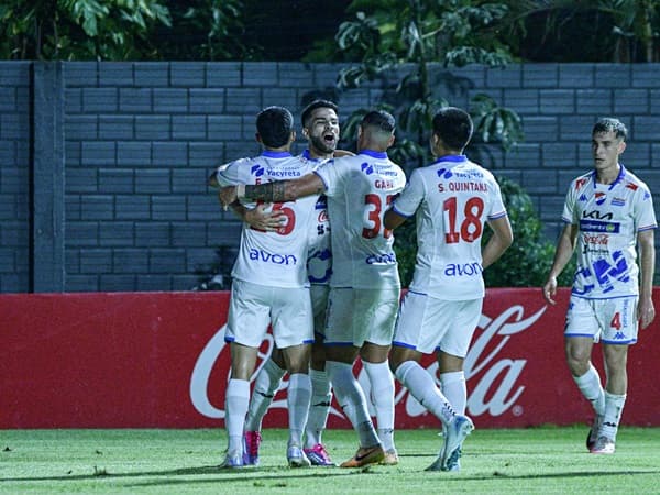 Nacional vence a Trinidense y se acerca al líder Olimpia