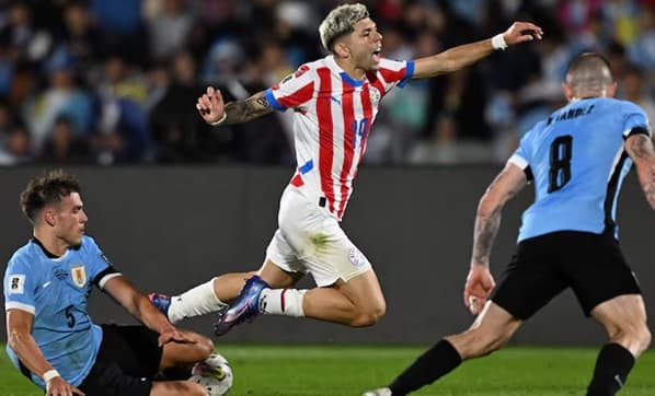 Paraguay empata sin goles con Uruguay en el debut de Gustavo Alfaro