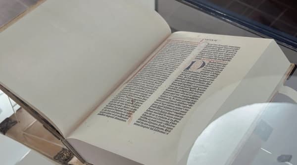 Réplica de la Biblia de Gutenberg se integra al acervo de la Biblioteca Nacional