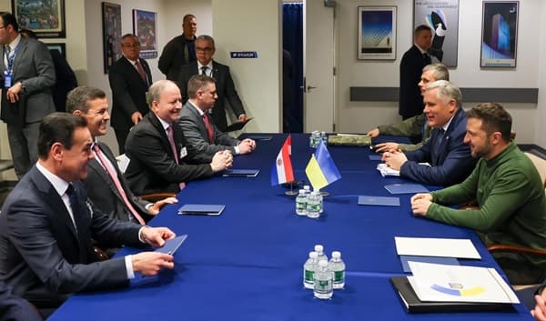 Peña reafirma apoyo a Ucrania en encuentro con Zelenski por la paz