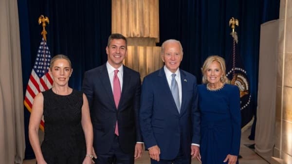 Santiago Peña logra foto con Biden y presiona al cartismo