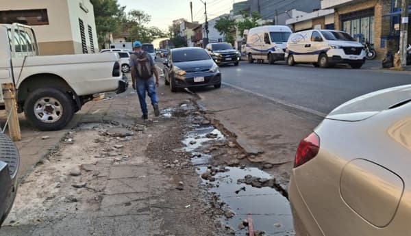 Vereda rota y basura acumulada en sede del Ministerio de Salud