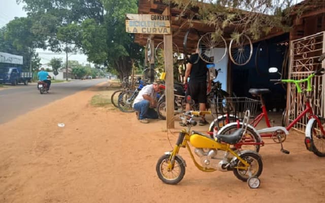 Don Arnulfo celebra 30 años de su taller de bicicletas en San Pedro