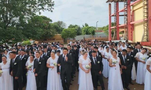 168 parejas sellan su amor en histórica boda comunitaria en Horqueta
