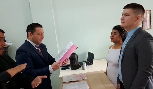 Emotivo matrimonio en lengua de señas une a pareja sorda en Ciudad del Este