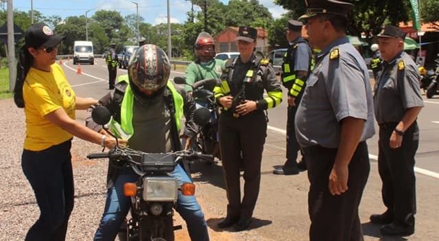 Refuerzan controles de chaleco reflectivo para motociclistas