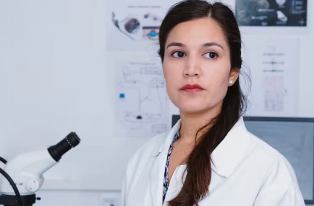 Científica paraguaya premiada por investigación de escarabajos contra mosquitos