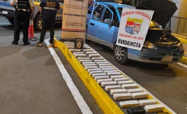 Abandonan auto con 110 kg de marihuana en Ciudad del Este