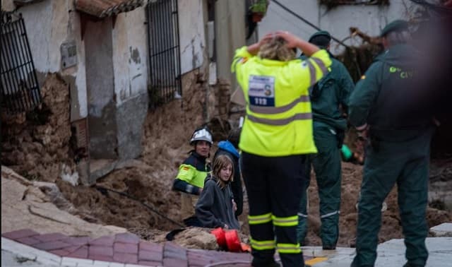 España continúa rescate y remoción de escombros tras inundaciones