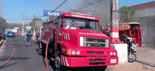 Incendio en depósito abandonado alarma zona comercial de Lambaré