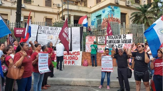 Octubre negro: protestas frente al Ministerio de Salud por carencias en salud pública