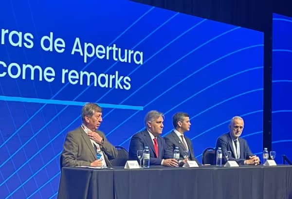 Santiago Peña firma la Declaración de Chapultepec en defensa de la libertad de prensa