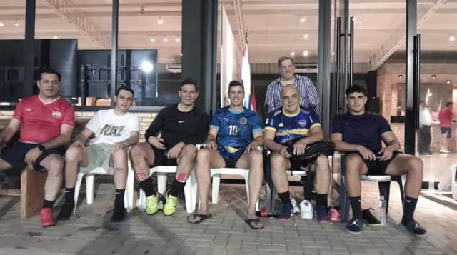 Santiago Peña “preocupado” por los bachibabies mientras juega futbol con cartistas