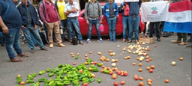 Agricultores lanzan tomates y locotes en la calle para denunciar el contrabando