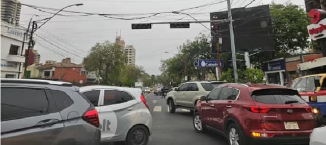 Tránsito en Asunción colapsa por vehículos averiados y semáforos apagados