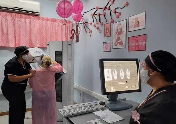 Octubre Rosa: Ciudad Mujer amplía horarios para prevenir cáncer de mama