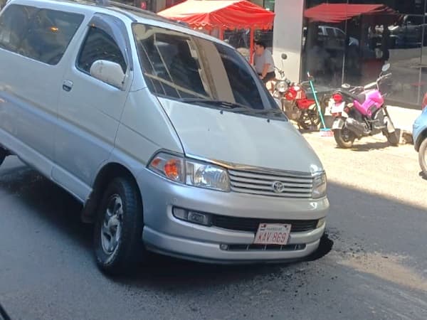 Hundimiento de asfalto frente al MOPC expone fallas cloacales