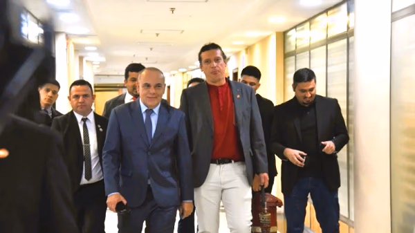 Senadores evitan críticas por autoaumentos y privilegios