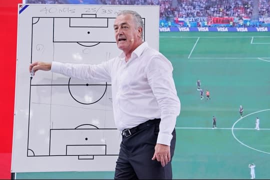 Gustavo Alfaro comparte conocimientos con entrenadores del país