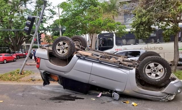 Aparatoso vuelco en Av. San Martín deja solo daños materiales