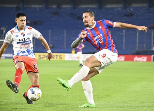 Nacional y Cerro Porteño disputan puntos cruciales