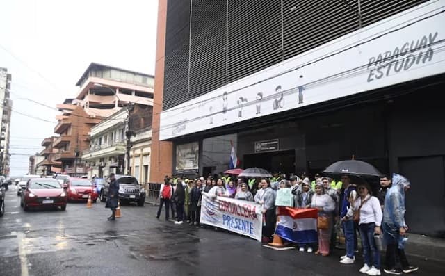 Docentes protestan frente al MEC tras masivo aplazo en concurso público