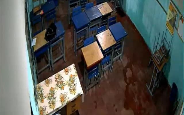 Escuela en Mariano Roque Alonso: alumnos asisten en aulas inundadas