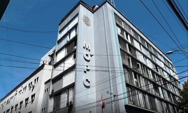 Denuncian violencia de género en el MOPC y exigen justicia