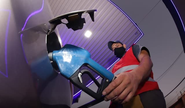 Petropar anuncia rebaja de G. 300 en naftas: estos son los nuevos precios