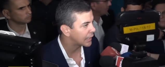 Santiago Peña esquiva preguntas sobre despilfarro en viajes y critica a la prensa
