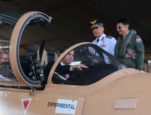 Santi Peña aprueba millonario préstamo para aviones militares