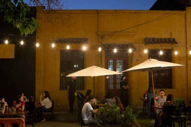 Aumentan en un 30% los empleos nocturnos de fin de año, según especialista