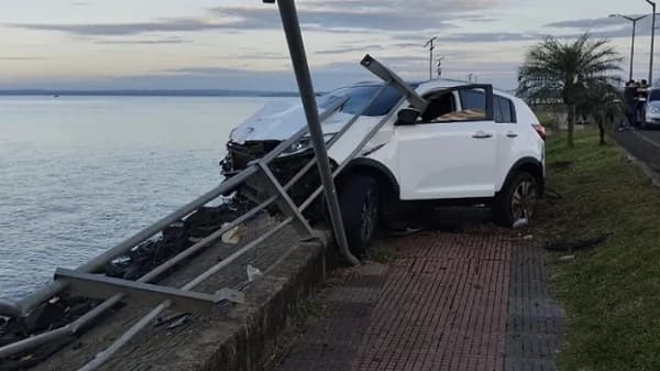 Conductora se salva de caer al río en Encarnación