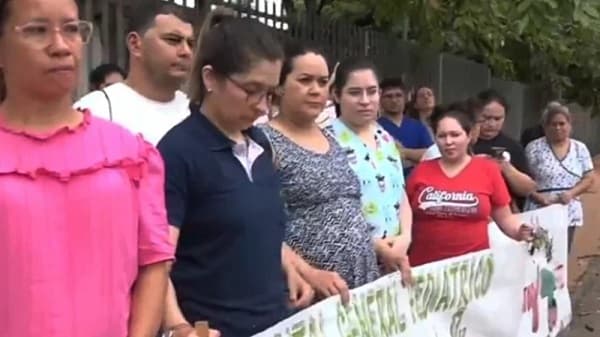 Médicos venden pan dulce ante carencias mientras legisladores se aumentan salarios