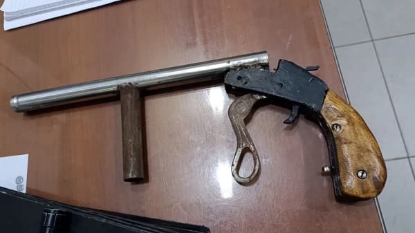 Hombre detenido por fabricar escopeta y amenazar a su expareja