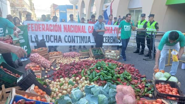 Campesinos regalan productos en protesta contra el MAG