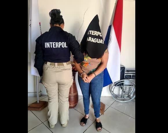 Detienen a mujer por hacerse pasar por policía