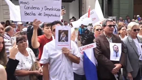 Jubilados del IPS protestan por posible desestimación de causa