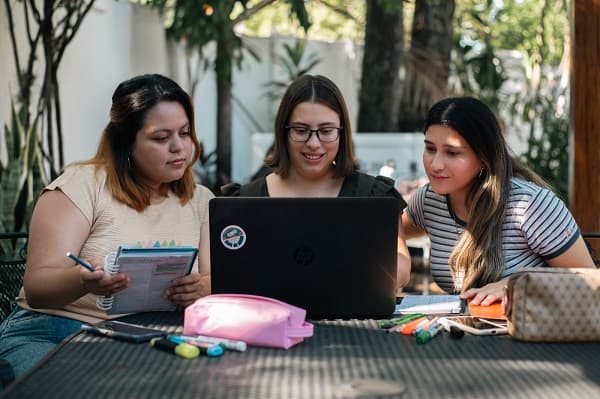 Sector servicios: clave en el empleo juvenil en Paraguay