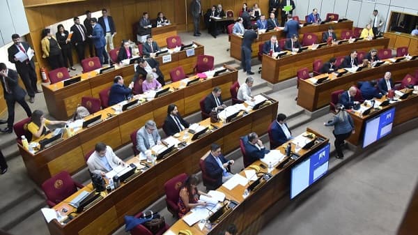 Exministro critica aumento salarial en el Congreso